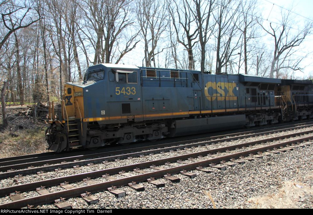 CSX 5433 leading M404